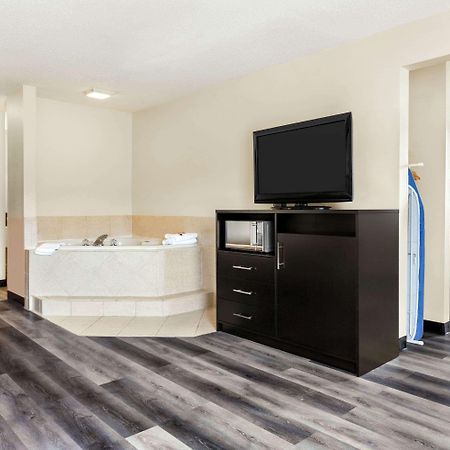 Hotel Super 8 By Wyndham Clinton Extérieur photo