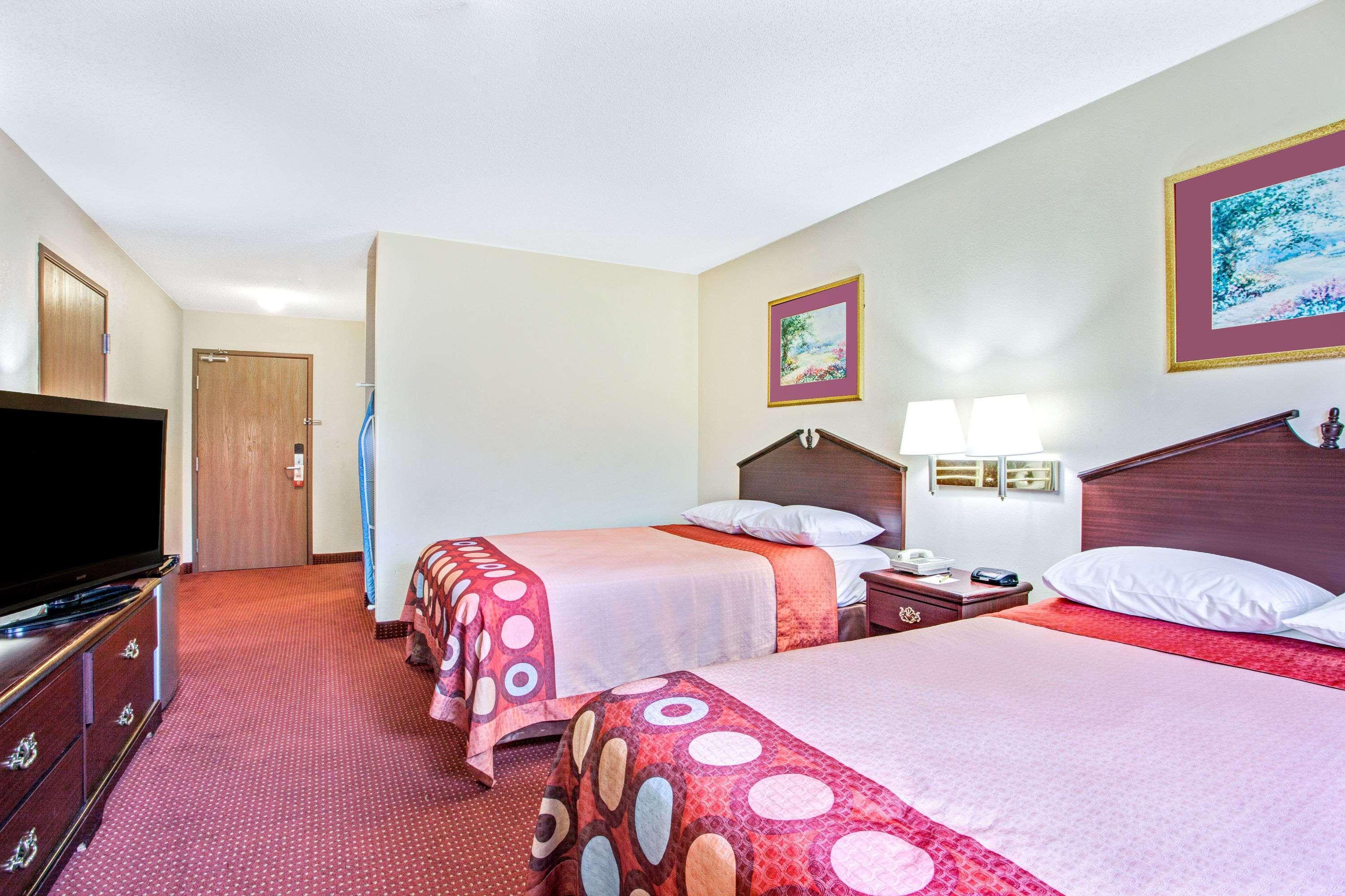 Hotel Super 8 By Wyndham Clinton Extérieur photo