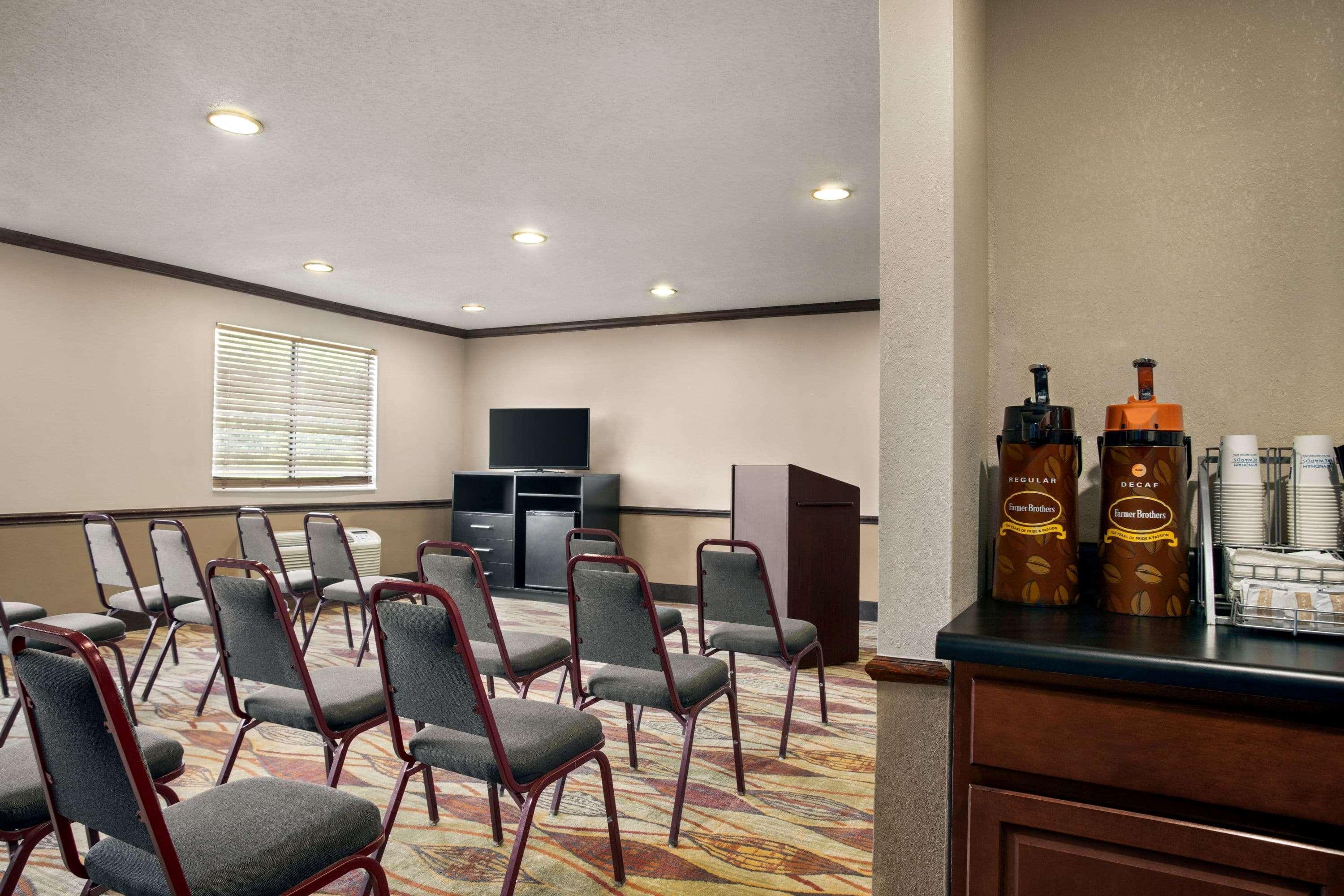 Hotel Super 8 By Wyndham Clinton Extérieur photo