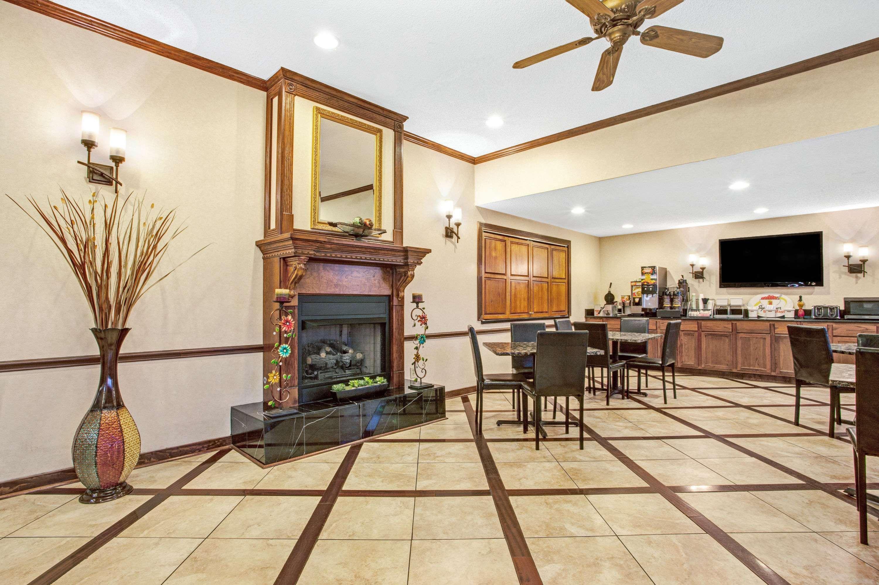 Hotel Super 8 By Wyndham Clinton Extérieur photo