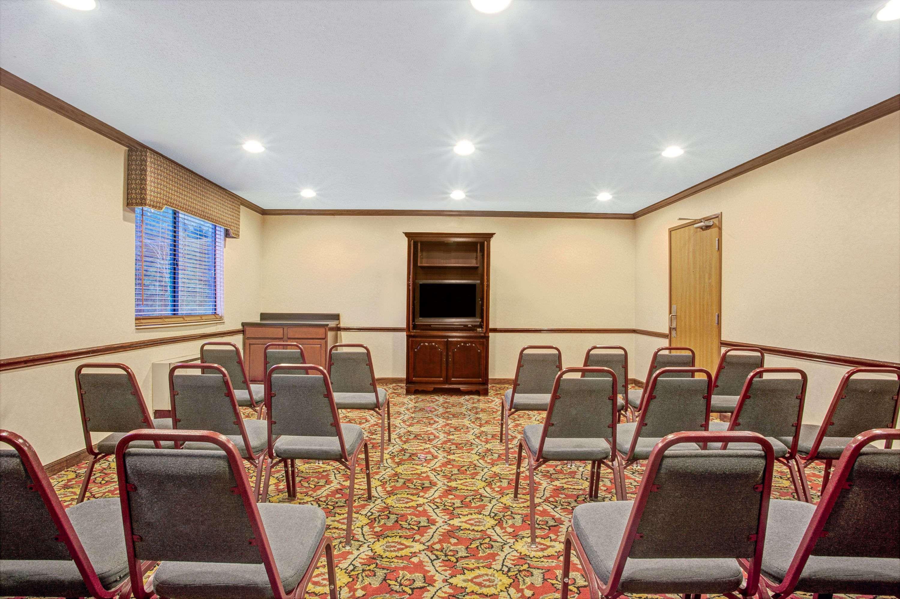 Hotel Super 8 By Wyndham Clinton Extérieur photo