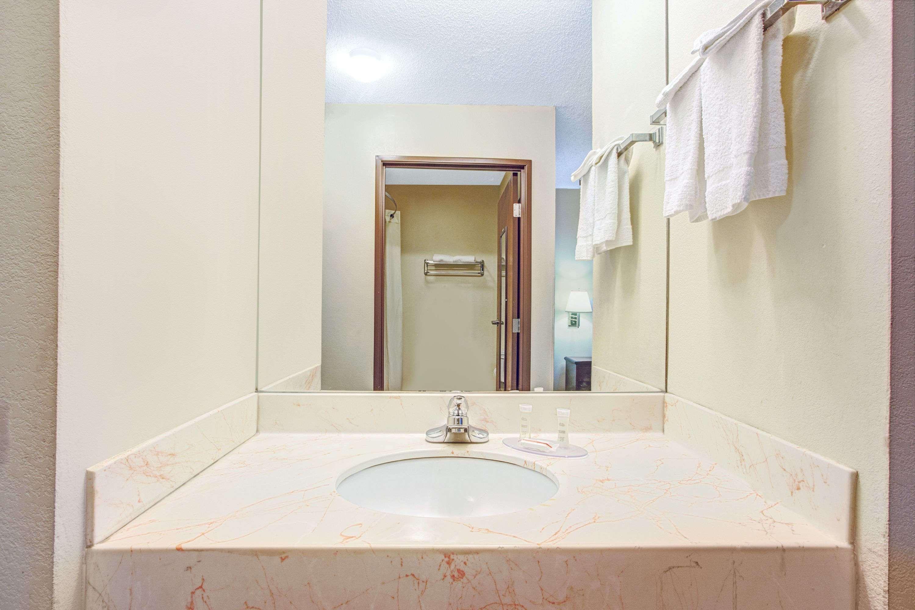 Hotel Super 8 By Wyndham Clinton Extérieur photo