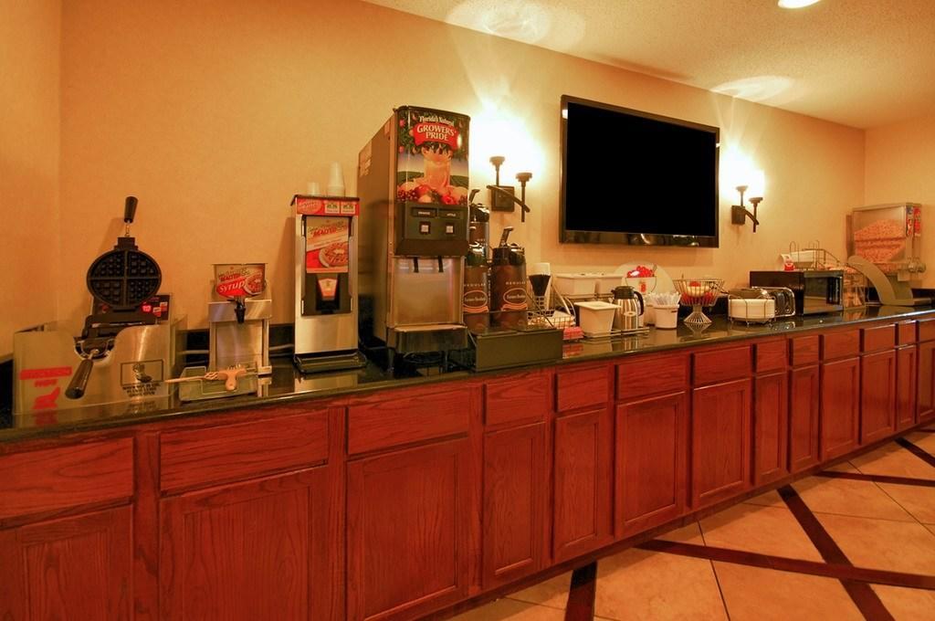 Hotel Super 8 By Wyndham Clinton Extérieur photo